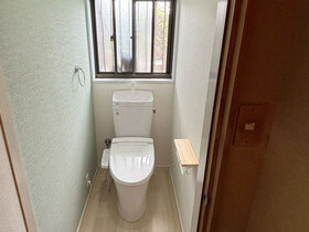 トイレリフォームアクセントクロスが映える、おしゃれなレストルーム